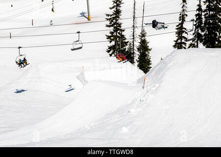 Un uomo colpisce un salto con gli sci nel parco del terreno a Whistler Blackcomb. Foto Stock