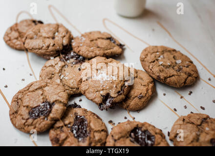 Cioccolato artigianale cookies coperto di caramello con latte Foto Stock