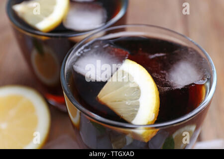 Due bicchieri di coca cola con cubetti di ghiaccio e limone, primo piano Foto Stock