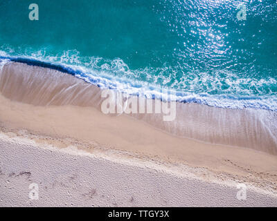 Vista aerea delle onde che si infrangono sulla spiaggia Foto Stock