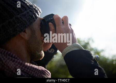 Vista laterale del turista maschio fotografando attraverso la fotocamera DSLR a Parigi Foto Stock