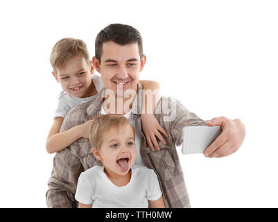 Papà rendendo selfie con i suoi figli isolato su bianco Foto Stock