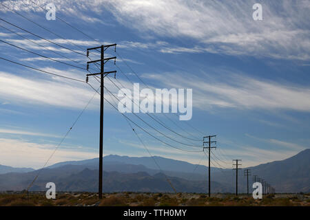 Basso angolo vista di piloni di elettricità contro il cielo a Joshua Tree National Park durante la giornata di sole Foto Stock