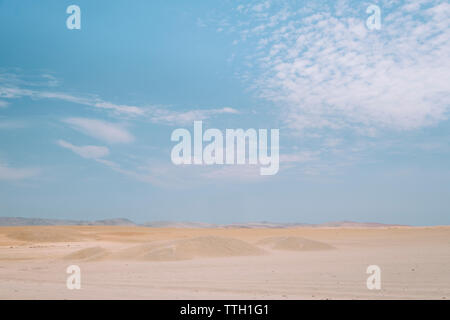 Tirata indietro vista delle dune di sabbia e il deserto,Paracas,Perù Foto Stock