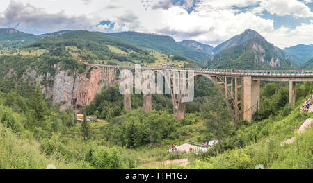 Ponte sul fiume Tara, Montenegro vista panoramica del Ponte Djurdjevic e fiume Tara canyon nel Parco Nazionale del Durmitor, Montenegro. Foto Stock