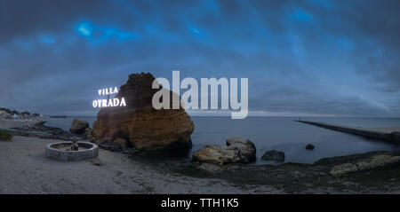 Spiaggia Otrada a Odessa, Ucraina, in una cupa mattina d'estate. Nuvole scure asperatus oltre il mare fino all'alba. Foto Stock