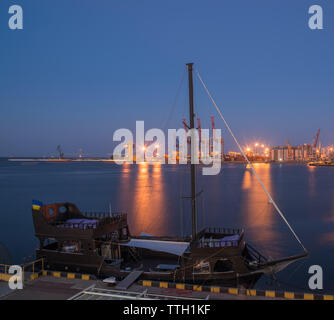 Vista panoramica del porto di mare e del carico del terminale dal lato del terminale del mare in estate tramonto Foto Stock
