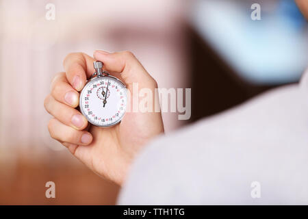 L'uomo detiene il cronometro in mano, close up Foto Stock