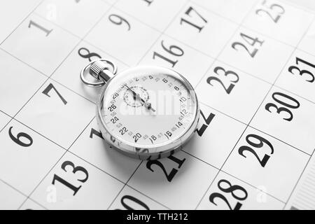 Cronometro sul background del calendario, close up Foto Stock