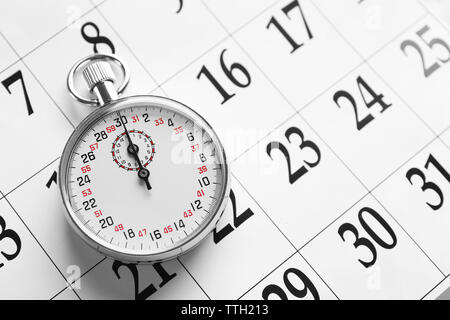 Cronometro sul background del calendario, close up Foto Stock