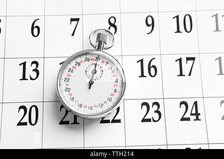 Cronometro sul background del calendario, close up Foto Stock