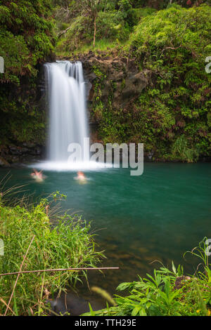 Lunga expo colpo di Puaa Kaa Falls (Pua'a Ka'a cade) sull'isola hawaiana di Maui a Mile 22 lungo la strada a Hana Foto Stock