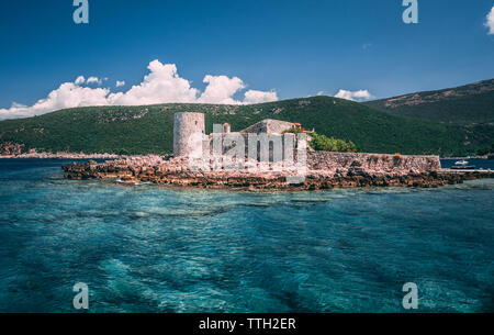 Monastero di assunzione. Isola nella Baia di Kotor, Montenegro Foto Stock
