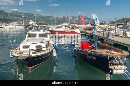 Barche e yacht in Budva, Montenegro Foto Stock