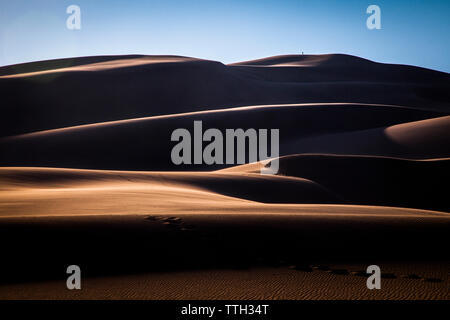 Escursionista solitario alla sommità di una duna in grandi dune di sabbia del Parco Nazionale Foto Stock