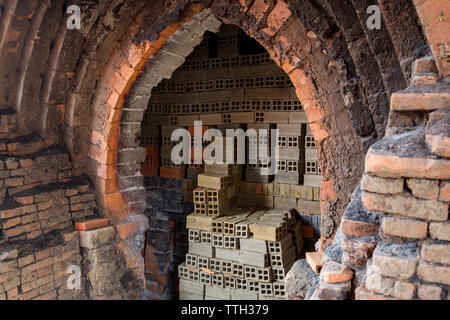 Una fabbrica di mattoni e workshop in Vietnam il Delta del Mekong regione. Foto Stock