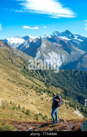 Escursionista maschio in piedi nella parte anteriore del picco più alto dell'Austria Foto Stock