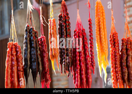 Salsiccia tradizionale a forma di caramelle con noci in esso Foto Stock