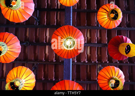 Basso angolo di vista illuminata lanterne cinesi appesa al soffitto Foto Stock