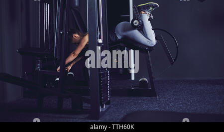 Giovane donna gambe facendo esercizio presso il centro fitness Foto Stock