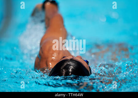 Chiusura del nuotatore facendo dorso a piscina esterna Foto Stock