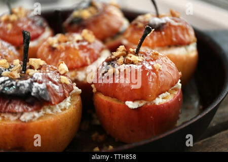 Mele cotte con ricotta, uvetta e noce in padella, close up Foto Stock