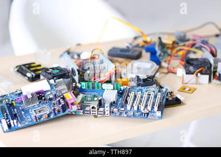 Le parti del computer sul tavolo nel negozio di riparazione Foto Stock