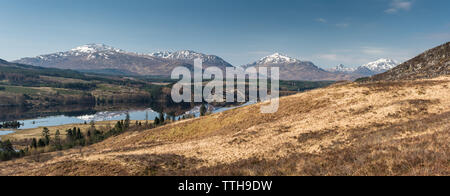 Vista sul Loch Laggan dalle pendici del Creag Megaidh, Scozia Foto Stock