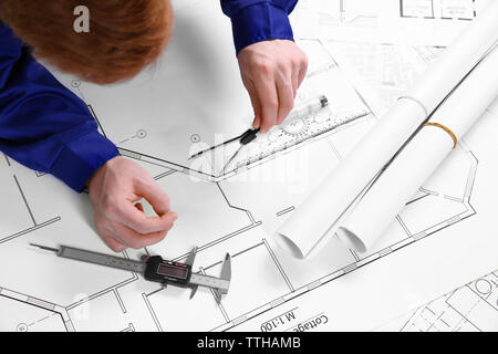 Maschio di mani con divisore per un blueprint, vista dall'alto Foto Stock