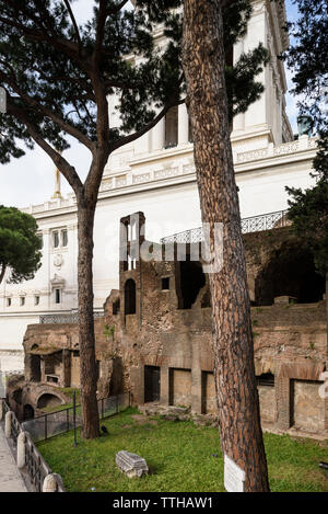 Roma. L'Italia. Insula dell' Ara Coeli, resti di un appartamento romano di blocco dal II secolo D.C. e la torre campanaria (campanile) del XI secolo ch Foto Stock