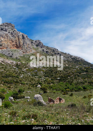 Un rudere di un rifugio di pastori sulle piste sotto le scogliere del Torcal Alto in El Torcal Parco naturale in Andalusia, Spagna. Foto Stock