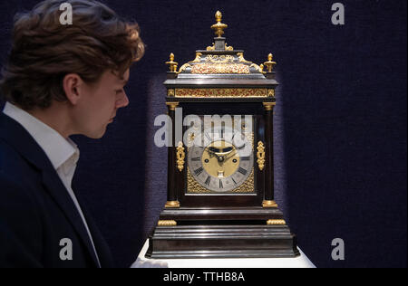 Bonhams, Londra, Regno Unito. Il 17 giugno 2019. La Bonhams Clive raccolta di belle Orologi e orologi anteprima di vendita il 19 giugno 2019. Un impressionante ebano orologio girevole con la tecnica keyhole backplate, Daniel Quare, Londra, circa 1706, £80,000-120,000. Credito: Malcolm Park/Alamy Live News. Foto Stock