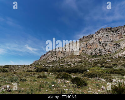 Guardando ad Ovest lungo la El Torcal linea di colmo del calcare giurassico drammaticamente in aumento sopra il piano della valle nella regione dell'Andalusia, Spagna. Foto Stock