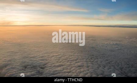 Antenna in viaggio. Splendida vista del cielo e delle nubi con il crepuscolo dal di sopra, come visto attraverso una finestra di aereo. Nebbia di mattina. Volare al crepuscolo Foto Stock