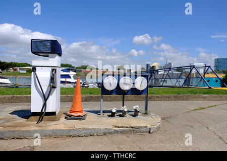 Littlehampton Marina, West Sussex, Regno Unito.marino marini diesel della pompa del combustibile e del gas degli indicatori di alimentazione Foto Stock