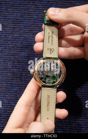 Bonhams, Londra, Regno Unito. Il 17 giugno 2019. Jacob & Co. Una edizione limitata skeletonised 18K rose gold e Diamond set vento manuale orologio da polso, preventivo £5,000-7,000. Credito: Malcolm Park/Alamy Live News. Foto Stock