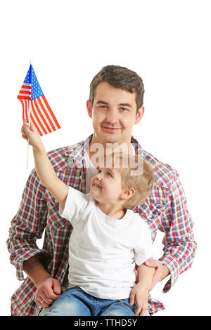 Padre e Figlio con bandiera americana isolato su bianco Foto Stock