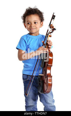 Little Boy suona il violino, isolato su bianco Foto Stock