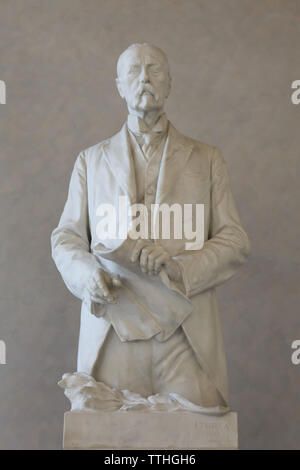 Statua in marmo del primo presidente della Cecoslovacchia Tomá Garrigue Masaryk dalla Ceca scultore modernista Jan Štursa (1921) nell'Rothmayer Hall (Rothmayerův sál) progettato da Czech architetto modernista Otto Rothmayer nel nuovo Palazzo Reale (Nový královský palác) nel Castello di Praga a Praga, Repubblica Ceca. La statua è stata collocata qui nel 1991. Foto Stock