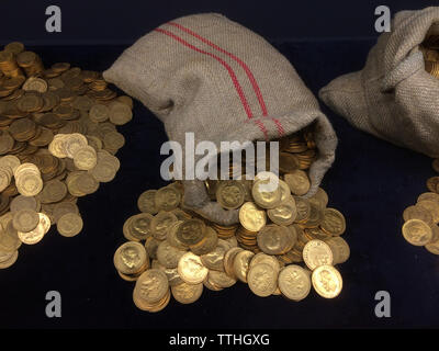 Russo di monete d'oro (golden Russian rouble) coniate nel 1903-1905 nel regno dello zar Nicola II di Russia in mostra presso il salone dedicato al centenario della moneta cecoslovacco a Praga, Repubblica Ceca. Foto Stock