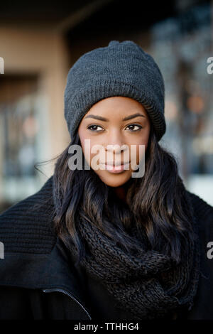 Close-up di giovane donna indossa knit hat Foto Stock