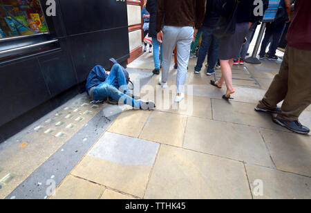 Londra, Inghilterra, Regno Unito. Senzatetto uomo addormentato in Piccadilly Foto Stock