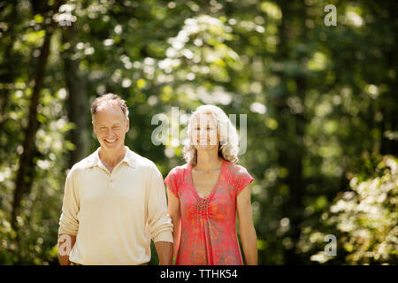 Felice coppia senior passeggiate nel parco Foto Stock