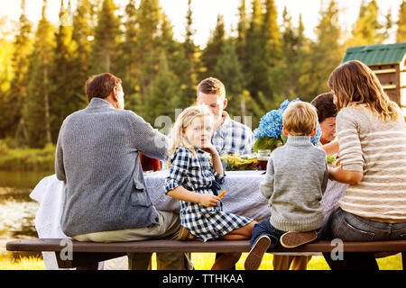 Multi-generazione famiglia godendo al tavolo da picnic Foto Stock