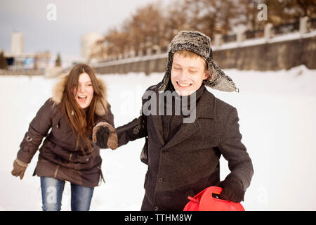 Uomo felice ragazza tenendo la mano in posizione di parcheggio Foto Stock
