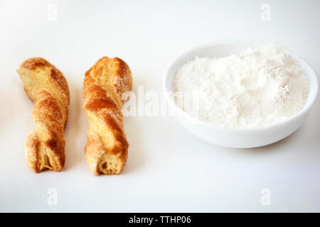 Il pane con la farina in un recipiente sul tavolo Foto Stock
