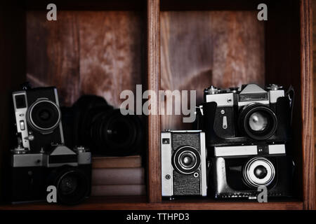 Moderno e retrò le telecamere su sfondo di legno Foto Stock