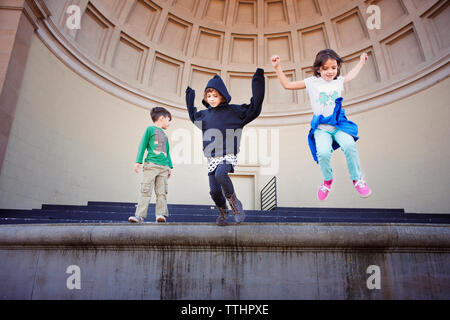 Basso angolo di visione dei bambini il salto di scala Foto Stock