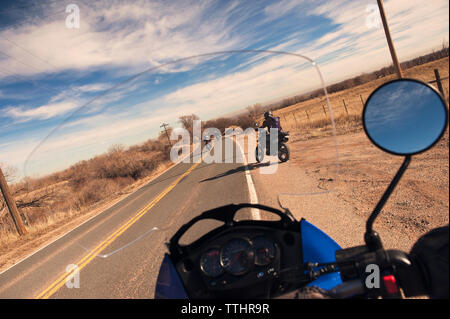 Bikers visto attraverso il parabrezza del motociclo a strade del deserto Foto Stock