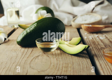 Ancora in vita con olio di avocado su sfondo di legno Foto Stock